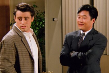 Ator de Mickey 17 relembra episódio de racismo em ‘Friends’: “Ninguém reagiu” 10 Ator de Mickey 17 relembra episodio de racismo em ‘Friends Ninguem reagiu