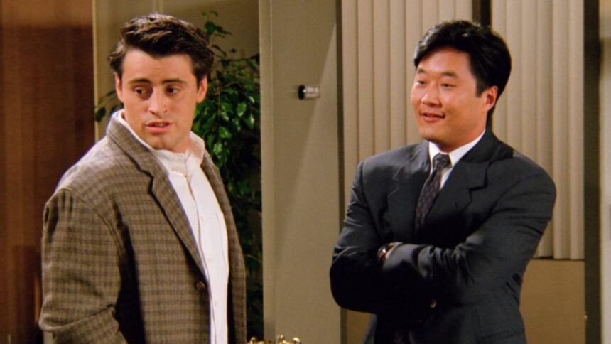 Ator de Mickey 17 relembra episódio de racismo em ‘Friends’: “Ninguém reagiu” 1 Ator de Mickey 17 relembra episodio de racismo em ‘Friends Ninguem reagiu