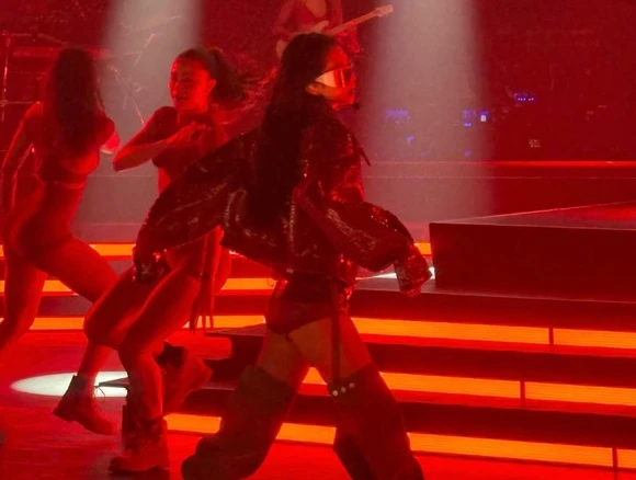 BLACKPINK Jennie mostra bastidores intensos e posa de biquíni em viagem ao Coachella 2 Jennie, do BLACKPINK, fotos 6